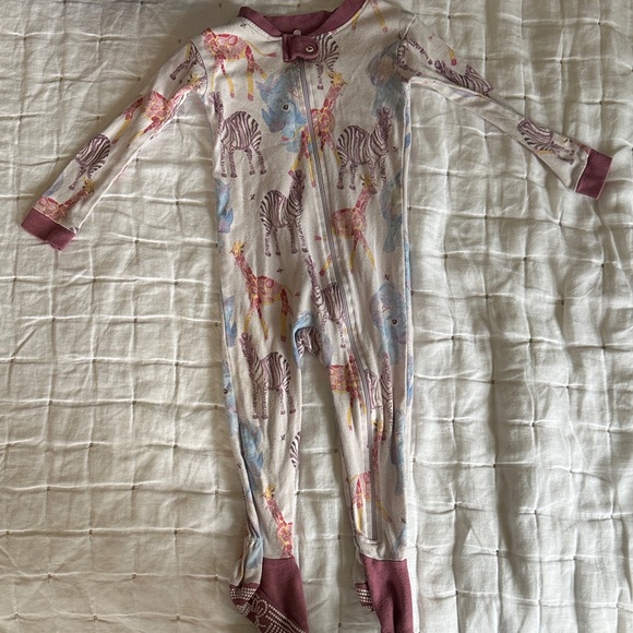 0-3mo. White with Red Hearts designer onesie + 2 18mo. Onesies (053) - Picture 4 of 7